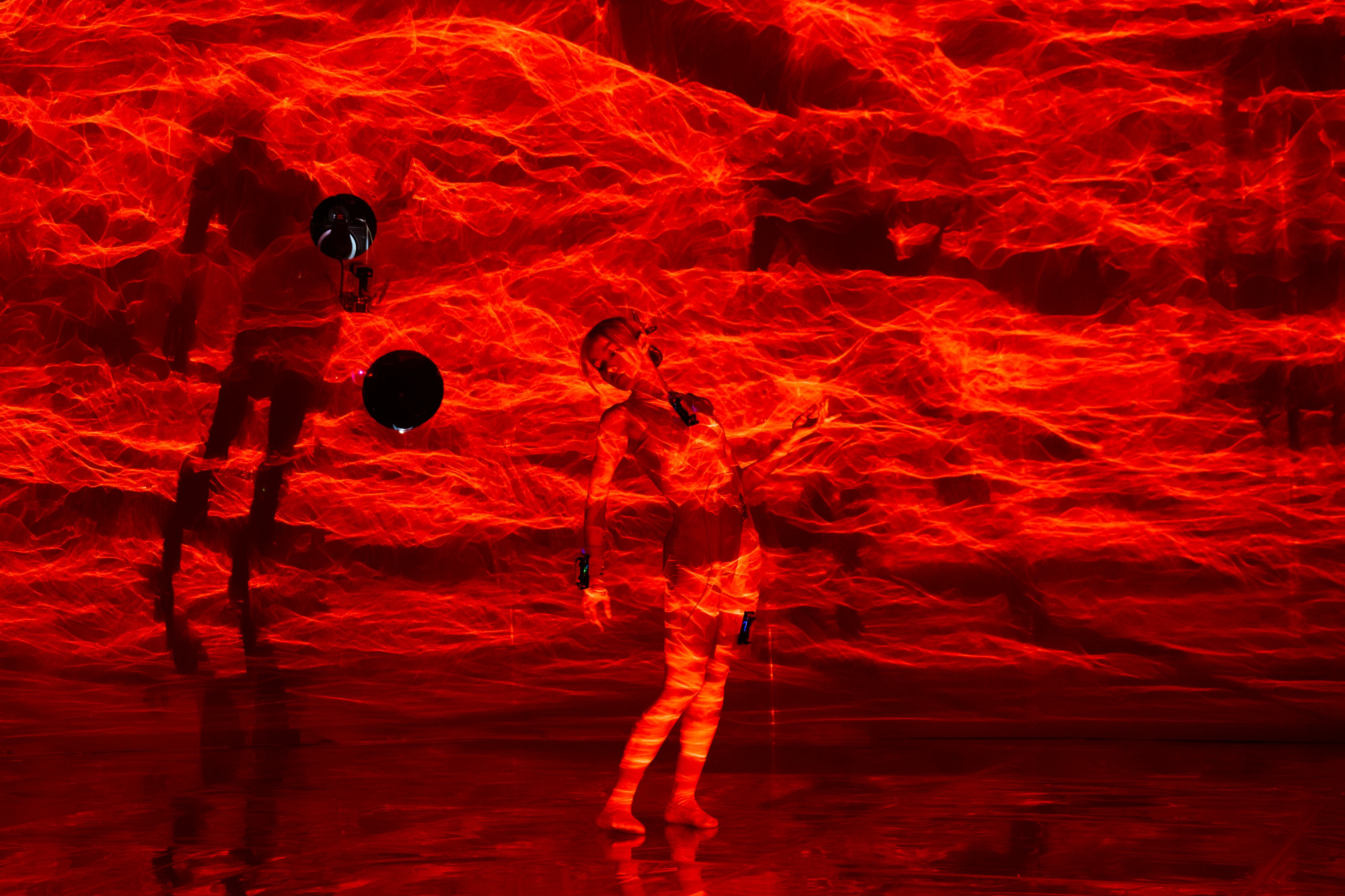 在無盡的光影流轉間，身體成為恆星，回應宇宙的呼吸